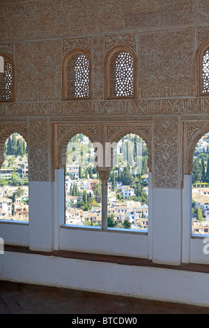 Ein Fenster an der Kapelle in der Nähe der Mexuar innerhalb der Alhamabra mit Blick auf den Albaycin Old District in Granada, Spanien Stockfoto