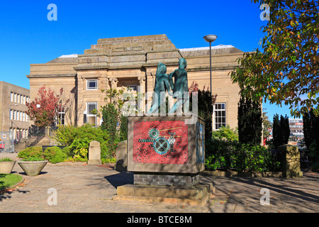 Blick auf die Zukunft Skulptur außerhalb der Zentralbibliothek, Burnley, Lancashire, England, UK. Stockfoto