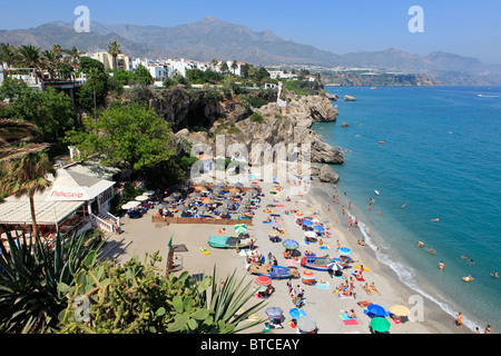 Panoramablick vom Balcon de Europa über Playa de la Calahonda Calahonda (Strand) in Nerja an der Costa del Sol in der Provinz Malaga, Spanien Stockfoto