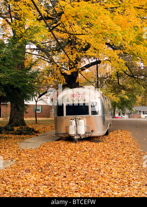 Airstream Wohnwagen geparkt in einer Straße von Cookeville, Tennessee, im Herbst. Airstreams sind eine traditionelle Befestigung in Campingplätze. Stockfoto