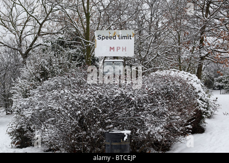 5 km/h Höchstgeschwindigkeit Zeichen im Schnee Stockfoto