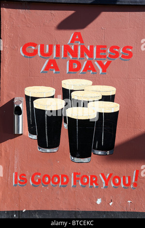 Altmodische Guinness Werbung, Pub Wand Carrickmacross, Irland Stockfoto