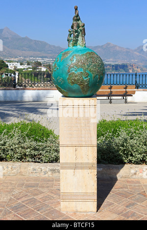 Denkmal der Entdecker der Höhlen von Nerja am Balcon de Europa in Nerja an der Costa del Sol in der Provinz Malaga, Spanien Stockfoto