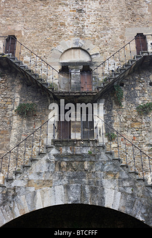 Zerfallende mittelalterliche Torhaus einmal in der Nähe von Stadtmauern, jetzt in Piazza Giuseppe Poggi am Südufer von Florenz. Stockfoto