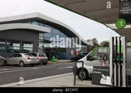 Apfelgrün-Tankstelle, M1, Irlands erste Autobahn-Service-station Stockfoto