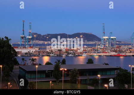 Panoramablick auf den Felsen von Gibraltar aus Algeciras im südlichen Spanien Stockfoto