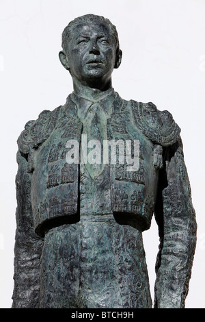 Nahaufnahme der Statue des berühmten spanischen Stierkämpfer Antonio Ordonez Araujo (1932-1998) außerhalb der Stierkampfarena von Ronda, Spanien Stockfoto