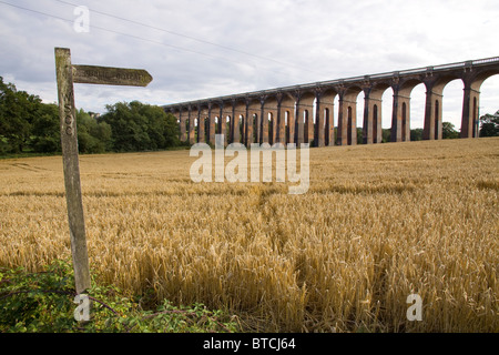 Öffentlichen Fußweg Schild mit dem Ouse Valley Viadukt im Hintergrund. Balcome, West Sussex, England Stockfoto