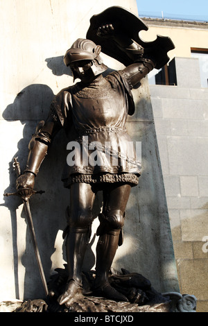 War Memorial Leeds Yorkshire UK Darstellung St George und der Drache erschlagen abbildenden Sieg des guten über das Böse Stockfoto