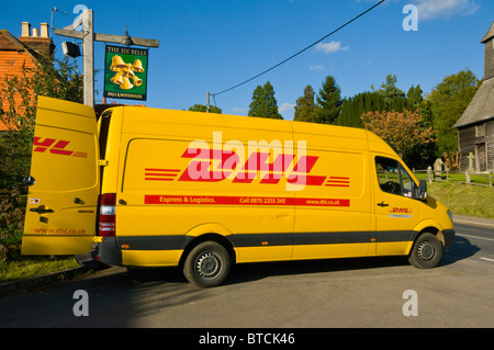 Ein gelber DHL-Lieferwagen mit Hintertüren offen geparkt Stockfoto