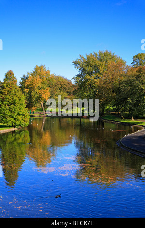 Boating Lake in Thompson Park im Herbst, Burnley, Lancashire, England, UK. Stockfoto