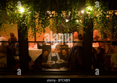 Touristen genießen Sie essen und trinken im Restaurant unter freiem Himmel Zelt auf Florenz, Italien. Stockfoto