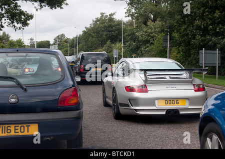 Silber Porsche GT3RS Sportwagen stecken im Stau und Staus während der Hauptverkehrszeit auf einer Straße in England. Stockfoto