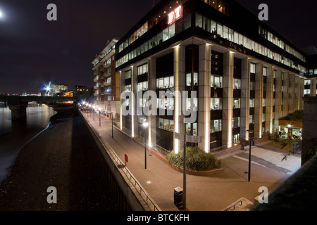 Financial Times Zeitung Büros Bestandteil der Nikkei Group of Companies in der Nacht Stockfoto