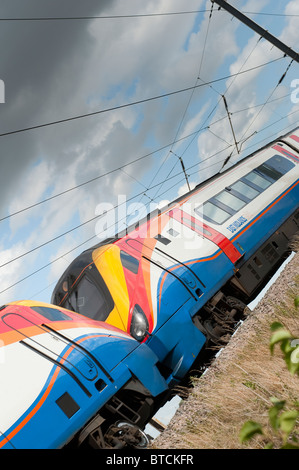 East Midlands trains Klasse 222 Meridian Zug beschleunigt durch die englische Landschaft im Sommer. Stockfoto