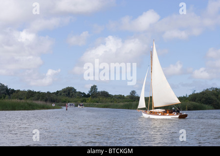 Sportboote. Segeln.  Yacht. Urlaub, Ferien. Sommer. Barton Broad, Norfolk. Stockfoto