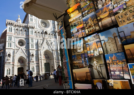 Postkarten-Rack in Piazza Santa Giovanni unter die Kathedrale von Florenz Santa Maria del Fiore (Duomo). Stockfoto