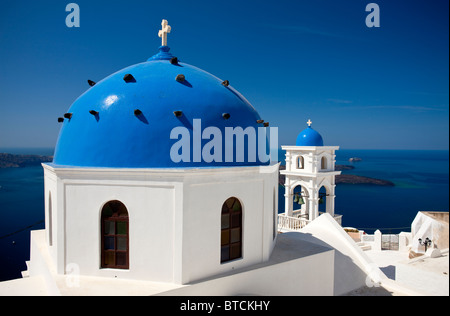 Kirche-Kuppel und Bell Tower Firostefani Santorini Kykladen Griechenland Stockfoto