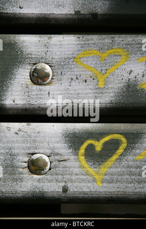 Liebe Herz Graffiti auf Parkbank Stockfoto