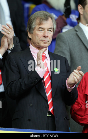 MARTIN BROUGHTON Vorsitzender der BRITISH AIRWAYS & 17. Oktober 2010 GOODISON PARK LIVERPOOL ENGLAND Stockfoto