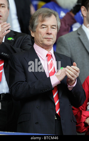 MARTIN BROUGHTON Vorsitzender der BRITISH AIRWAYS & 17. Oktober 2010 GOODISON PARK LIVERPOOL ENGLAND Stockfoto