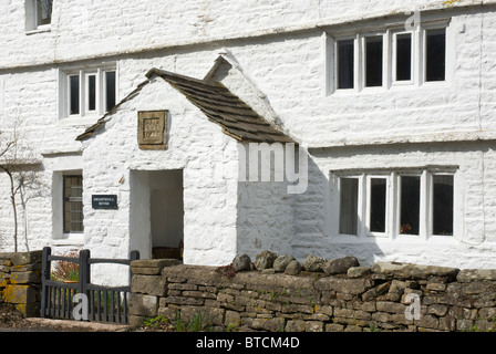 Weiß getünchten Häuschen in Garsdale, Yorkshire Dales National Park, England UK, mit einem Erbauer von 1746 über der Tür Stockfoto