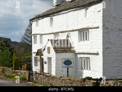 Weiß getünchten Häuschen zum Verkauf in Garsdale, Yorkshire Dales National Park, England UK, mit einem Erbauer von 1746 über der Tür Stockfoto
