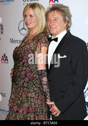 PENNY LANCASTER ROD STEWART 32. Karussell der Hoffnung BALL BEVERLY HILLS LOS ANGELES Kalifornien USA 23. Oktober 2010 Stockfoto
