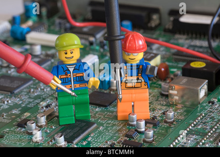 LEGO-Ingenieure auf eine Elektronikplatine mit Sonden testen Stockfoto