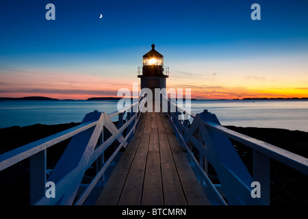 Dämmerung am Marshall Point Leuchtturm - erbaut 1832, in der Nähe von Port Clyde Maine USA Stockfoto