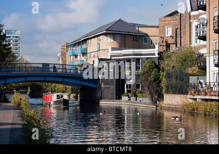 Hinter dem 'Grand Union' Public House und dem Grand Union Canal mit vorbeifahrenden Narrowboat, Westbourne Green, West London, England, Großbritannien Stockfoto