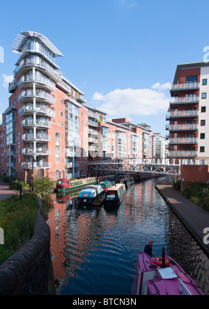 Apartment Komplex über den Kanal im King Edward's Wharf in Birmingham, UK. Stockfoto