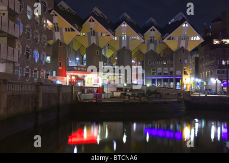 berühmten kubische Häuser in Rotterdam, Niederlande. Nachtaufnahme Stockfoto