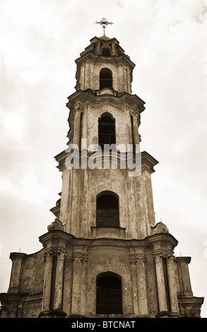 Alte verlassene Kirche in der Altstadt von Vilnius, Litauen Stockfoto