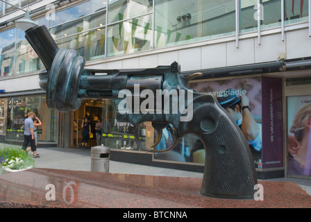 Gewaltlosigkeit Bronze-Skulptur von Carl Fredrik Reuterswärd entlang Sergelgatan zentralen Stockholm Schweden Stockfoto