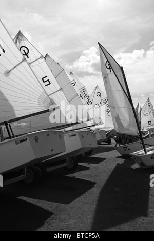 Immer bereit zur Teilnahme an einer Regatta der Optimist Segeln Jollen in Playa San Juan Teneriffa-Kanarische Inseln-Spanien-Europa Stockfoto