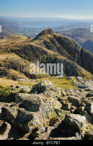 Blick vom Hecht von Stickle in Richtung Loft Crag mit Windermere im Hintergrund. Englischen Lake District Stockfoto