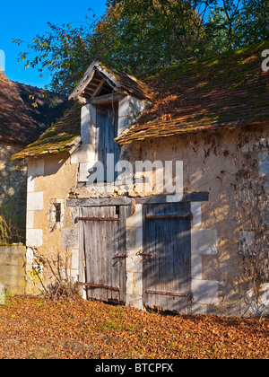 Kleines Hotel für Renovierung im französischen Dorf. Stockfoto