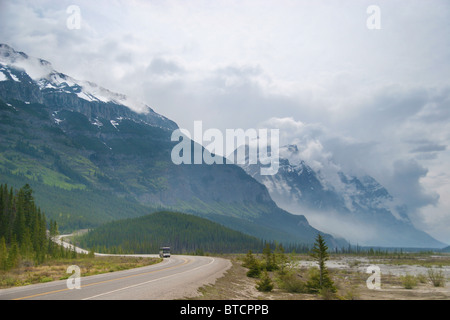Wolken über der Oberseite des Gebirges in Banff Nationalpark, Alberta, Kanada Stockfoto