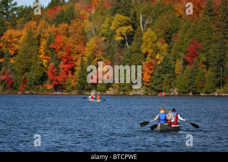 Kanufahren auf Brauer See im Algonquin Provincial Park Stockfoto