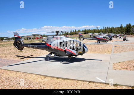 Hubschrauberlandeplatz mit Hubschrauber in der Nähe von Grand Canyon Village National Park Arizona Stockfoto
