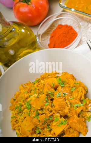 frische hausgemachte curry-Rindfleisch Reis und Kartoffeln mit Zutaten aller Zusammensetzung Stockfoto