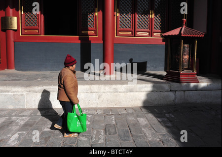 Besucher in den Lama-Tempel in Peking erkunden.