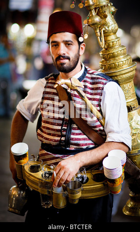 Traditionelle Tamarinde Saft Verkäufer im Souk von Damaskus, Syrien Stockfoto