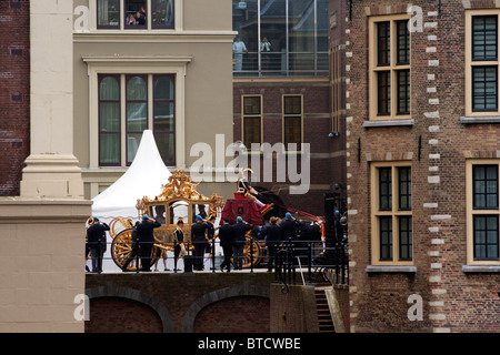 Königin Beatrix in ihre goldene Kutsche in den Haag am "Sonntagsruhe" (niederländische Jahresbeginn ein neues Parlament) Stockfoto