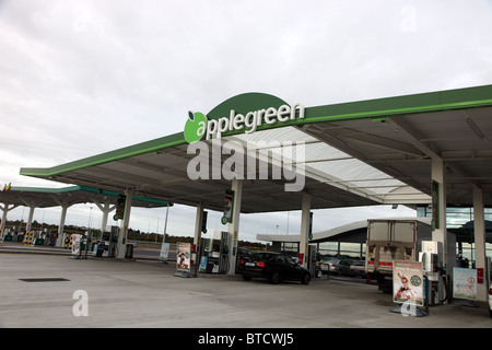 Zapfsäulen, apfelgrün-Service-Station, M1, Lusk, Irlands erste Autobahn-Service-station Stockfoto