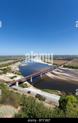 Tejo (Rio Tejo), Dom Luis I Brücke und die Leziria Landschaft von Portas gesehen Sol Belvedere tun. Santarém, Portugal. Stockfoto