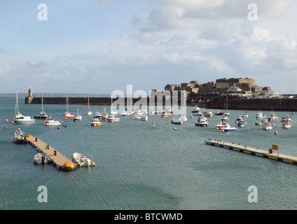 St Peter Port Harbour und Castle Cornet. Stockfoto