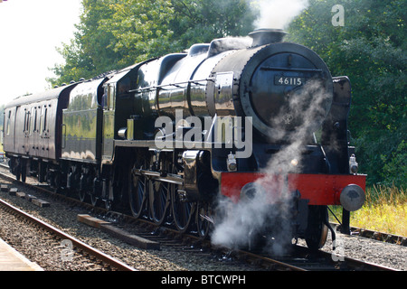 46115 „Scots Guardsman“ wartet in Hellifield, um einen besonderen Exkursionszug über die Settle to Carlisle-Bahn zu transportieren. Stockfoto