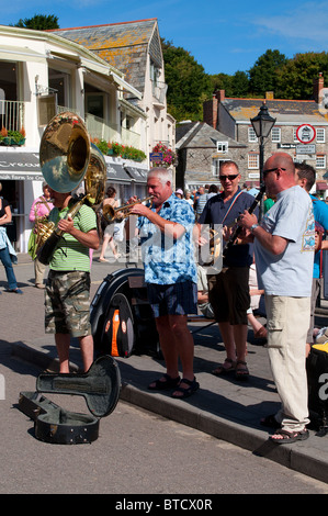 Straßenmusiker spielen am Hafen von Padstow, Cornwall, UK Stockfoto